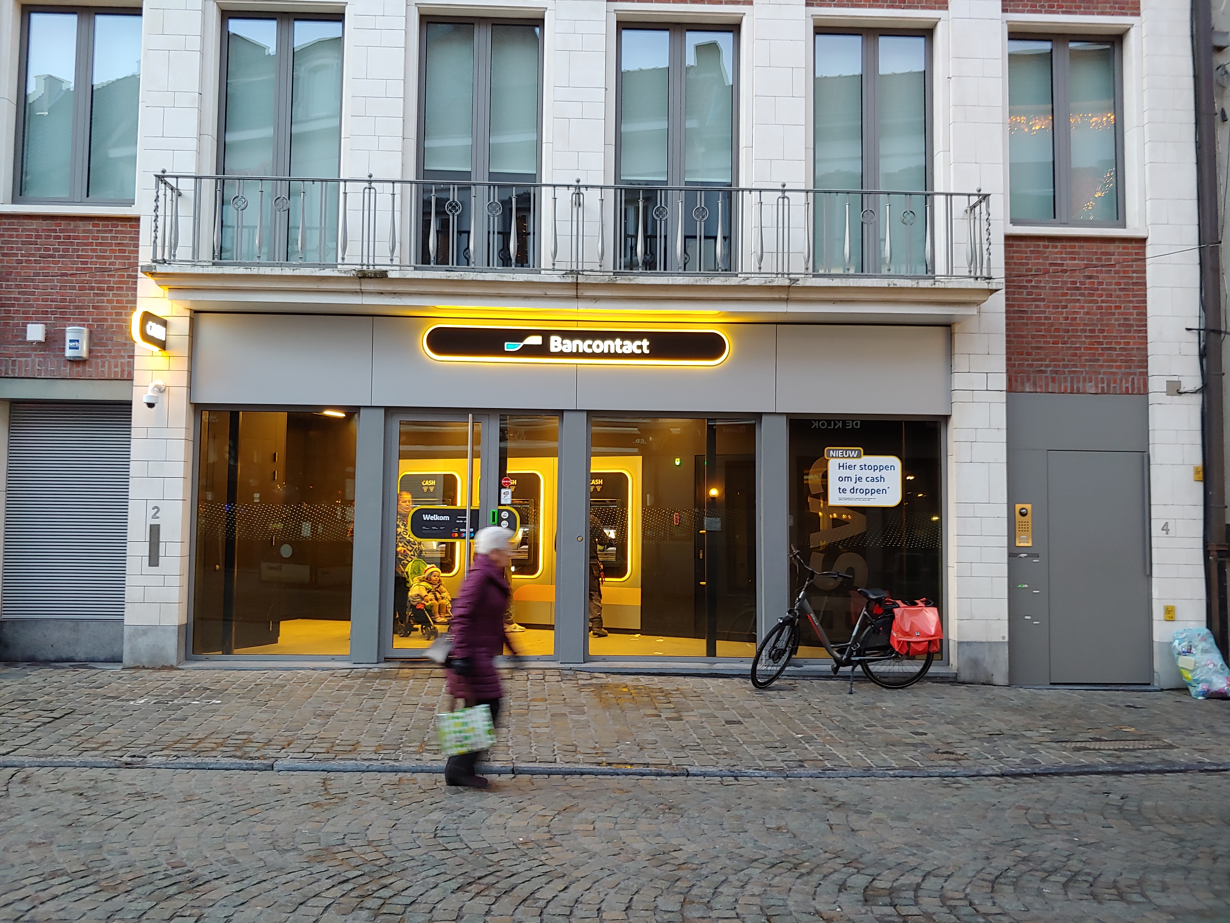 PVDA Hasselt geeft 330 handtekeningen af voor nieuwe bankautomaat in Banneuxwijk